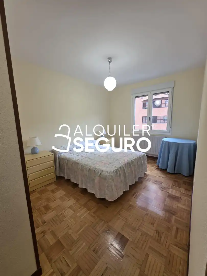 Dormitori de Pis de lloguer en Burgos amb Calefacció, Terrassa i Moblat