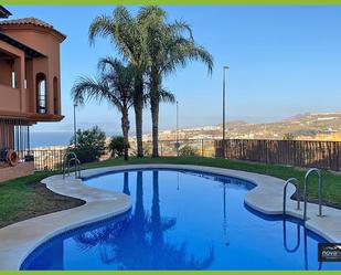 Piscina de Apartament en venda en Rincón de la Victoria amb Calefacció, Jardí privat i Parquet