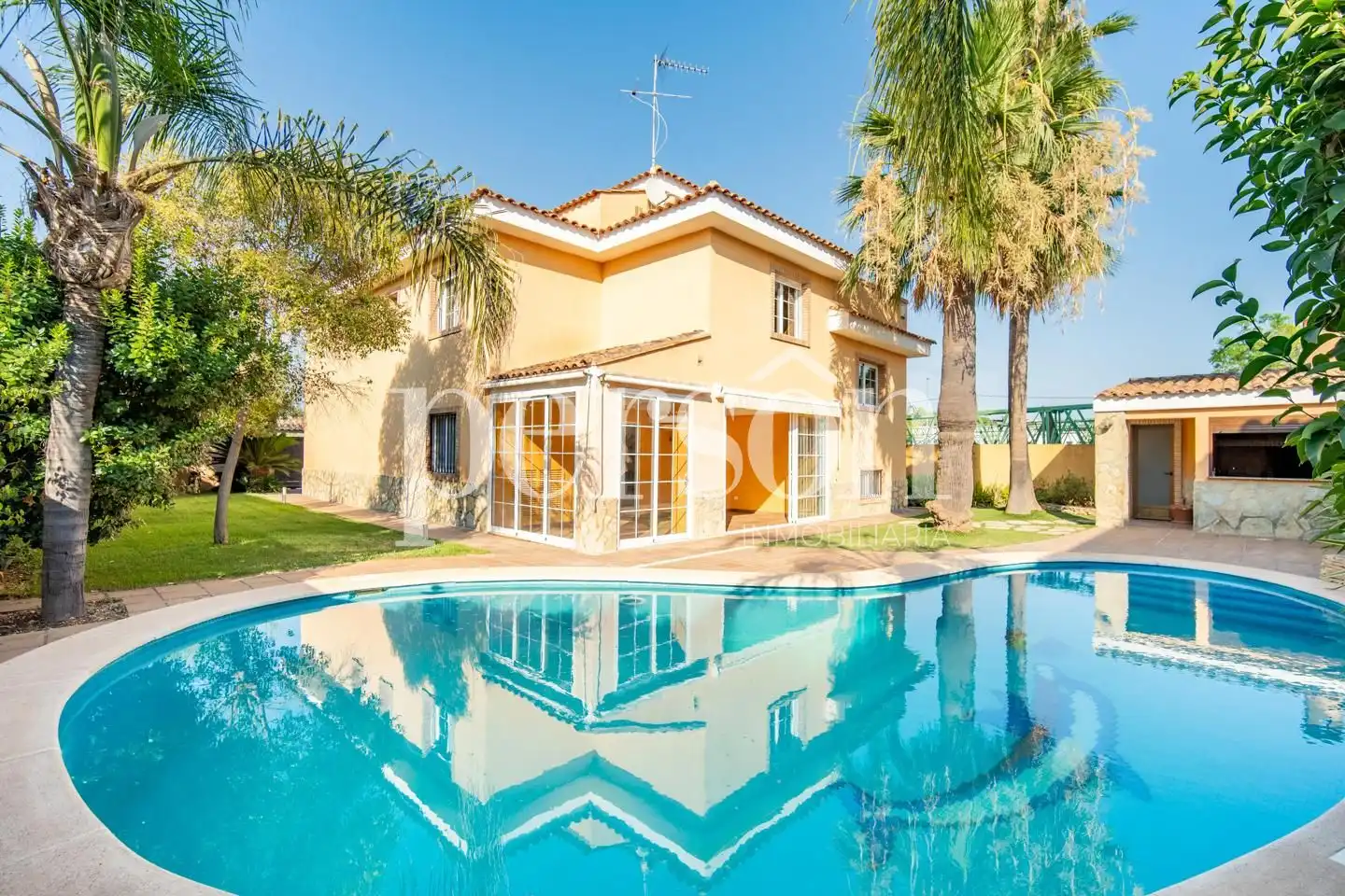 Vista exterior de Casa o xalet en venda en La Pobla de Vallbona amb Aire condicionat, Calefacció i Jardí privat