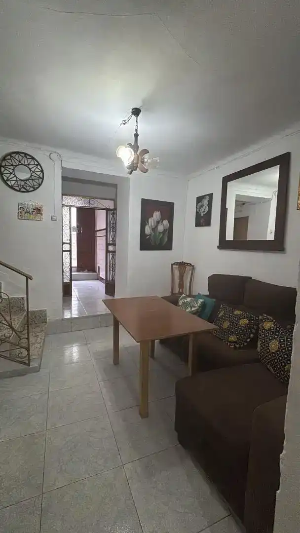 Sala d'estar de Casa adosada en venda en Alameda amb Aire condicionat
