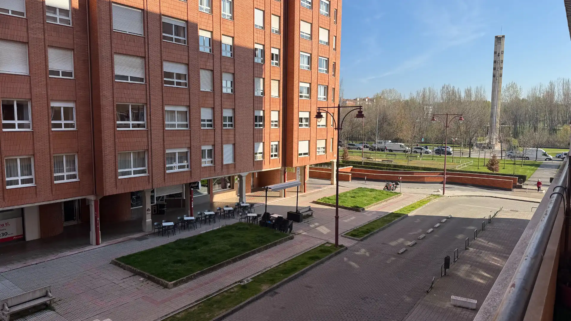 Vista exterior de Piso en venta en León Capital  con Calefacción, Parquet y Terraza