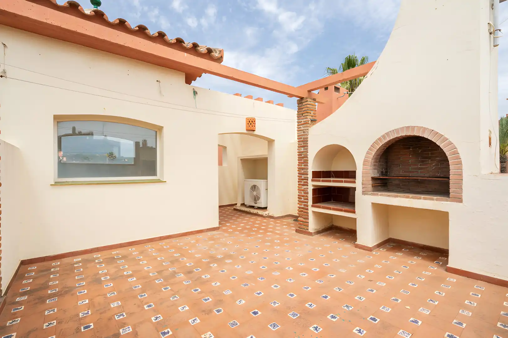 Terrasse von Einfamilien-Reihenhaus zum Verkauf in Estepona mit Klimaanlage, Privatgarten und Terrasse