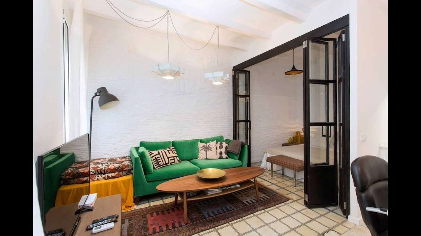 Living room of Study to share in  Barcelona Capital  with Air Conditioner and Terrace