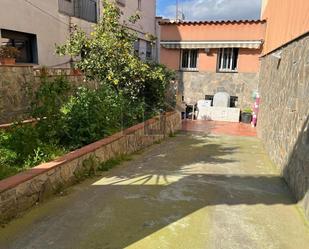 Vista exterior de Casa adosada en venda en Terrassa amb Aire condicionat, Calefacció i Jardí privat