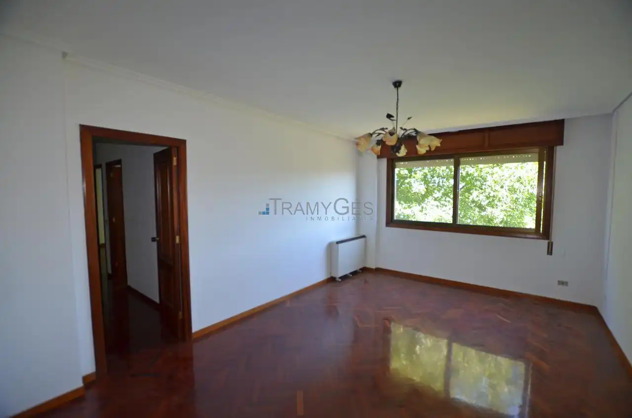 Sala de estar de Piso en venta en Tui con Calefacción, Parquet y Trastero