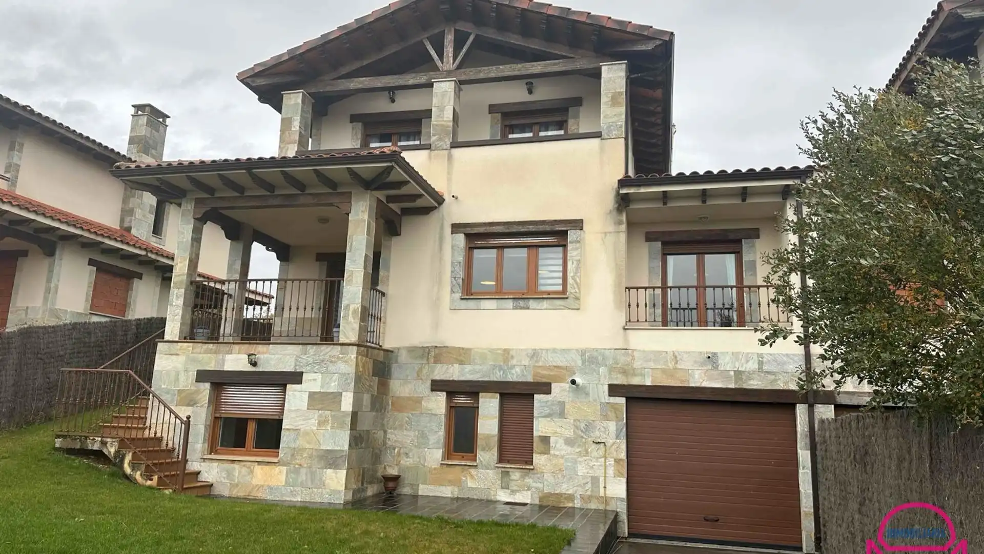 Exterior view of Single-family semi-detached for sale in Valverde de la Virgen  with Heating, Private garden and Furnished