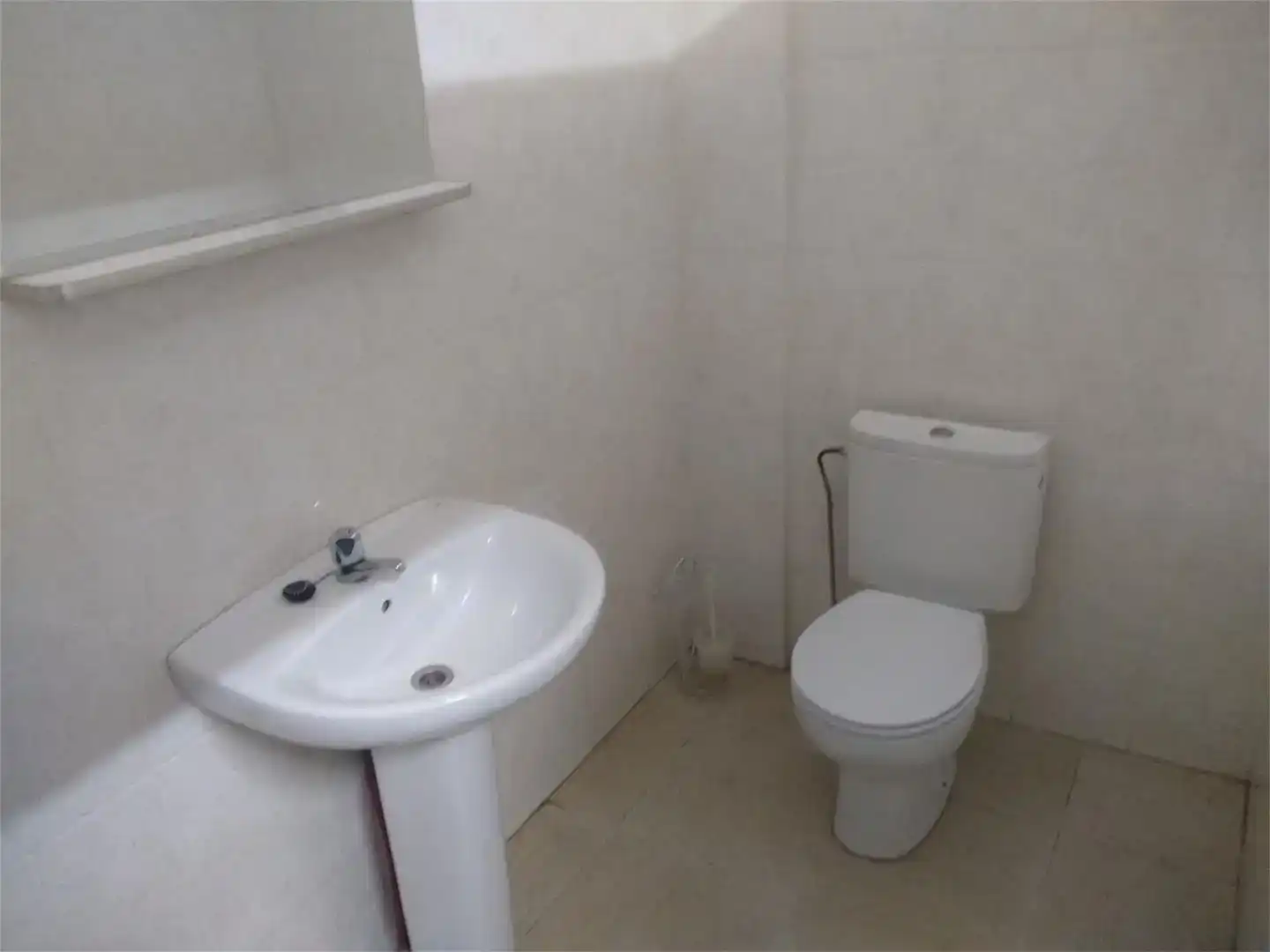 Bathroom of Garage for sale in Manresa