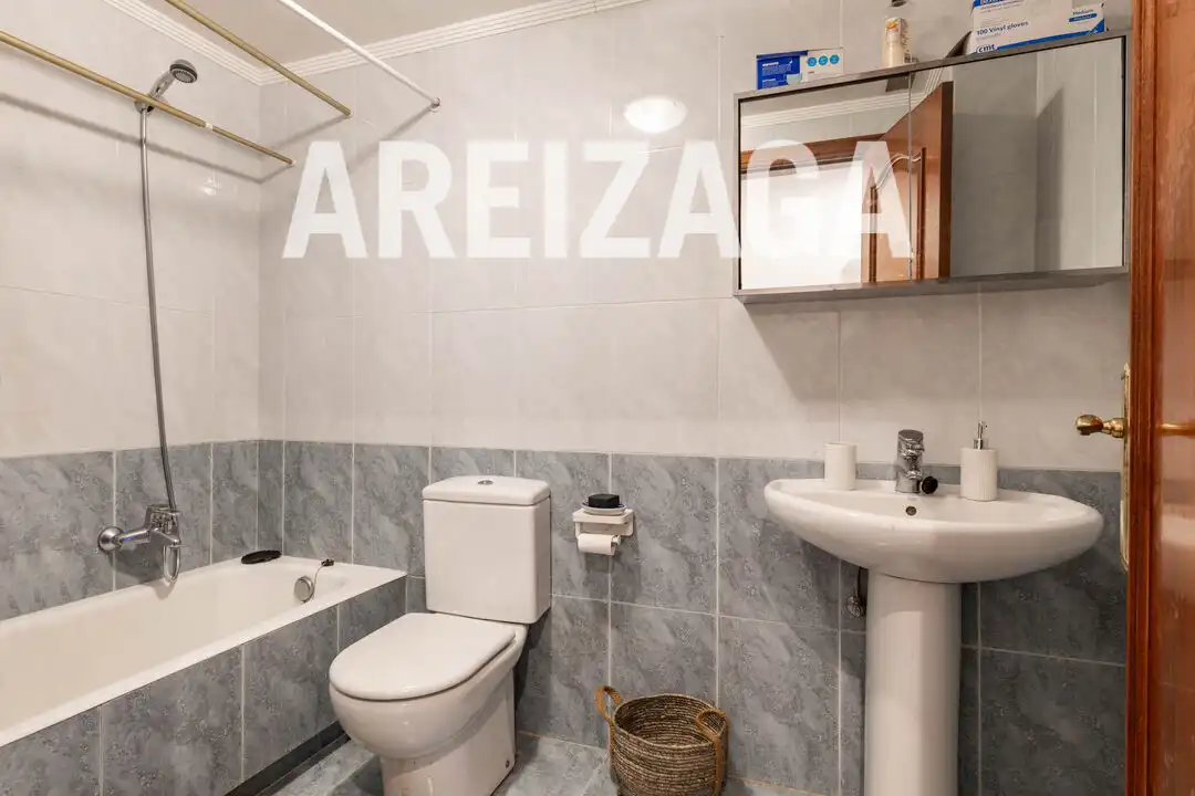 Bathroom of Flat for sale in Donostia - San Sebastián   with Heating, Private garden and Terrace