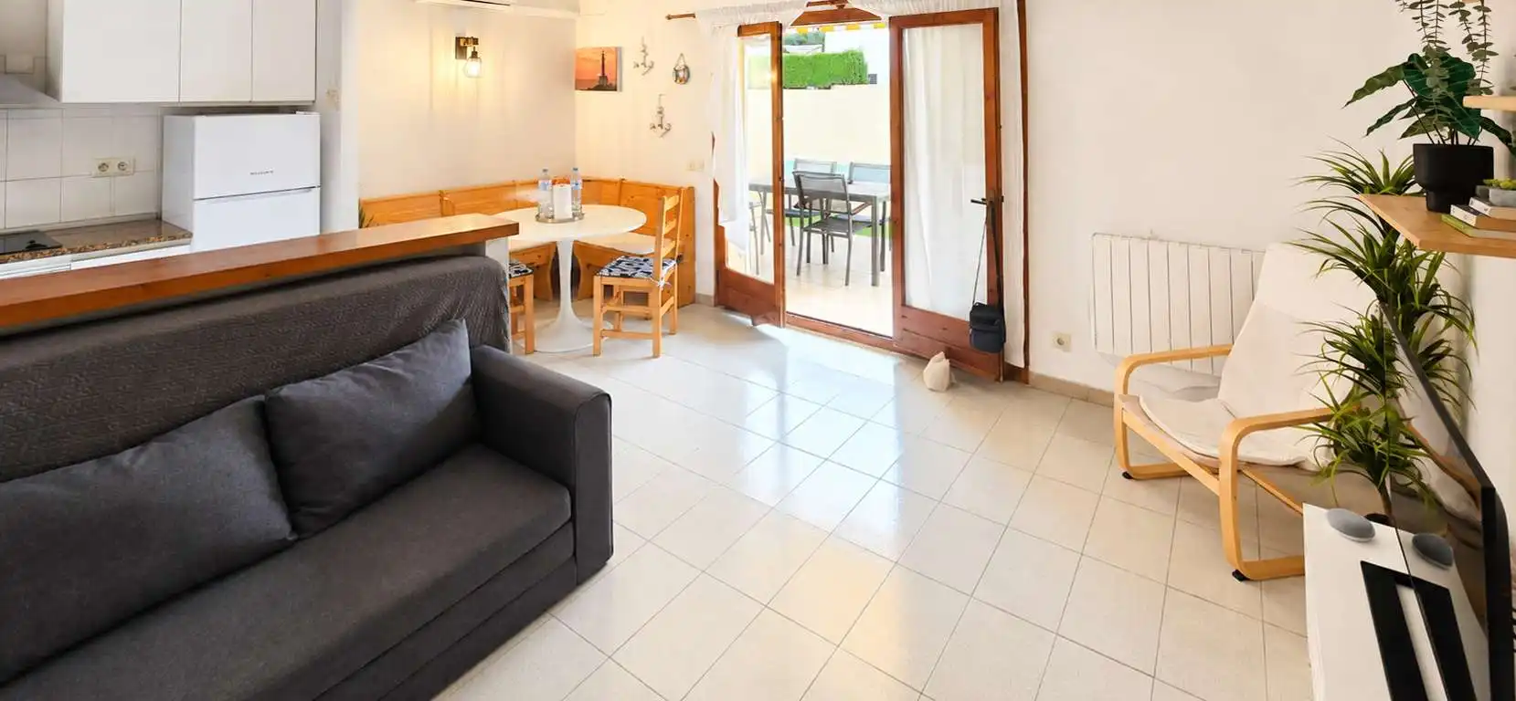 Sala d'estar de Casa adosada en venda en L'Escala amb Aire condicionat, Terrassa i Moblat