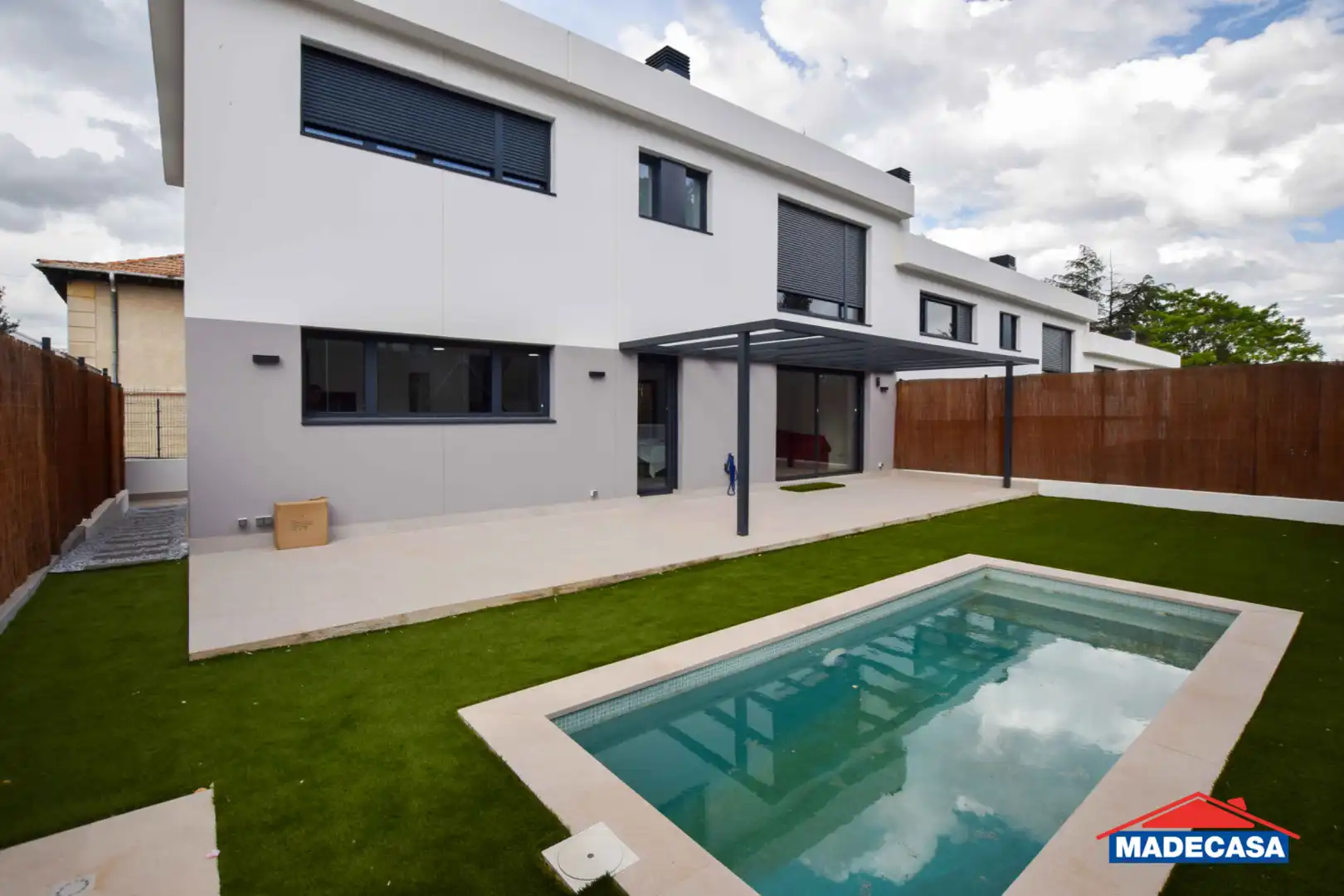 Casa aparellada amb piscina en venda a Carretera de Húmera