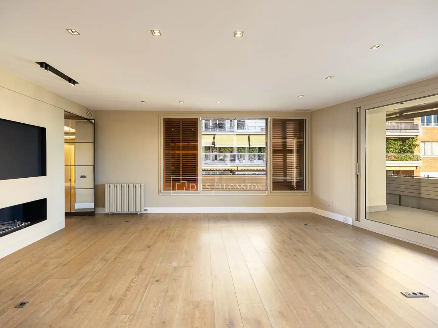 Außenansicht von Wohnung zum Verkauf in Barcelona mit Klimaanlage, Heizung und Parkett