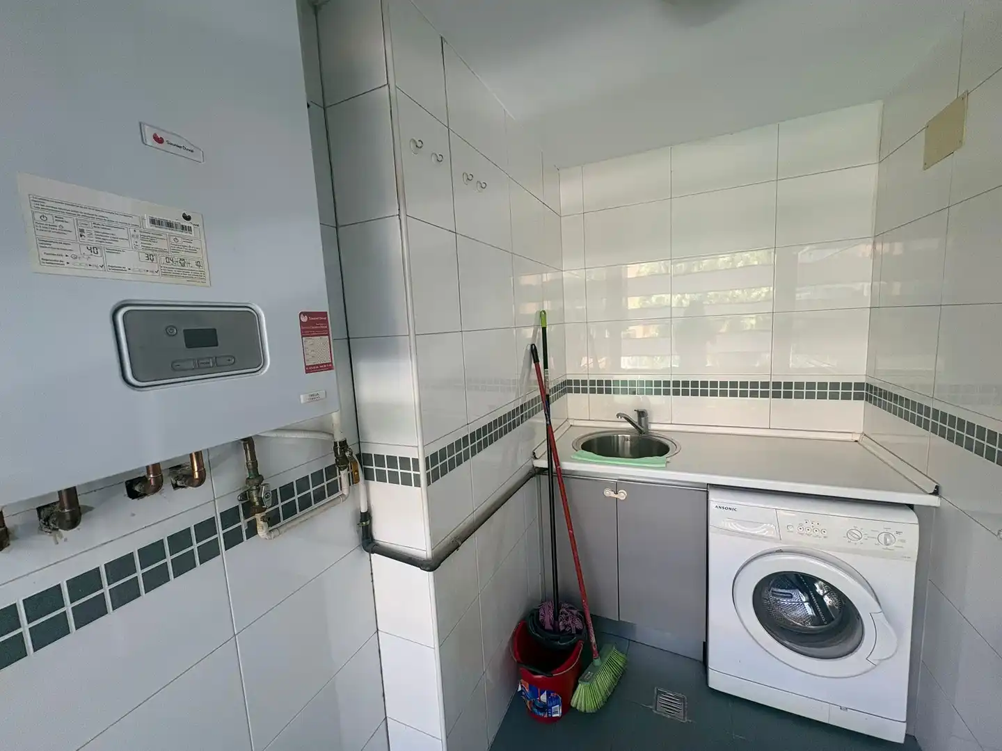 Baño de Piso de alquiler en Madrid con Aire acondicionado, Calefacción y Jardín privado
