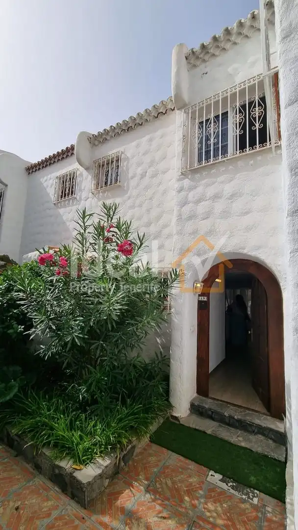 Vista exterior de Casa adosada en venda en Adeje amb Jardí privat, Terrassa i Piscina comunitària