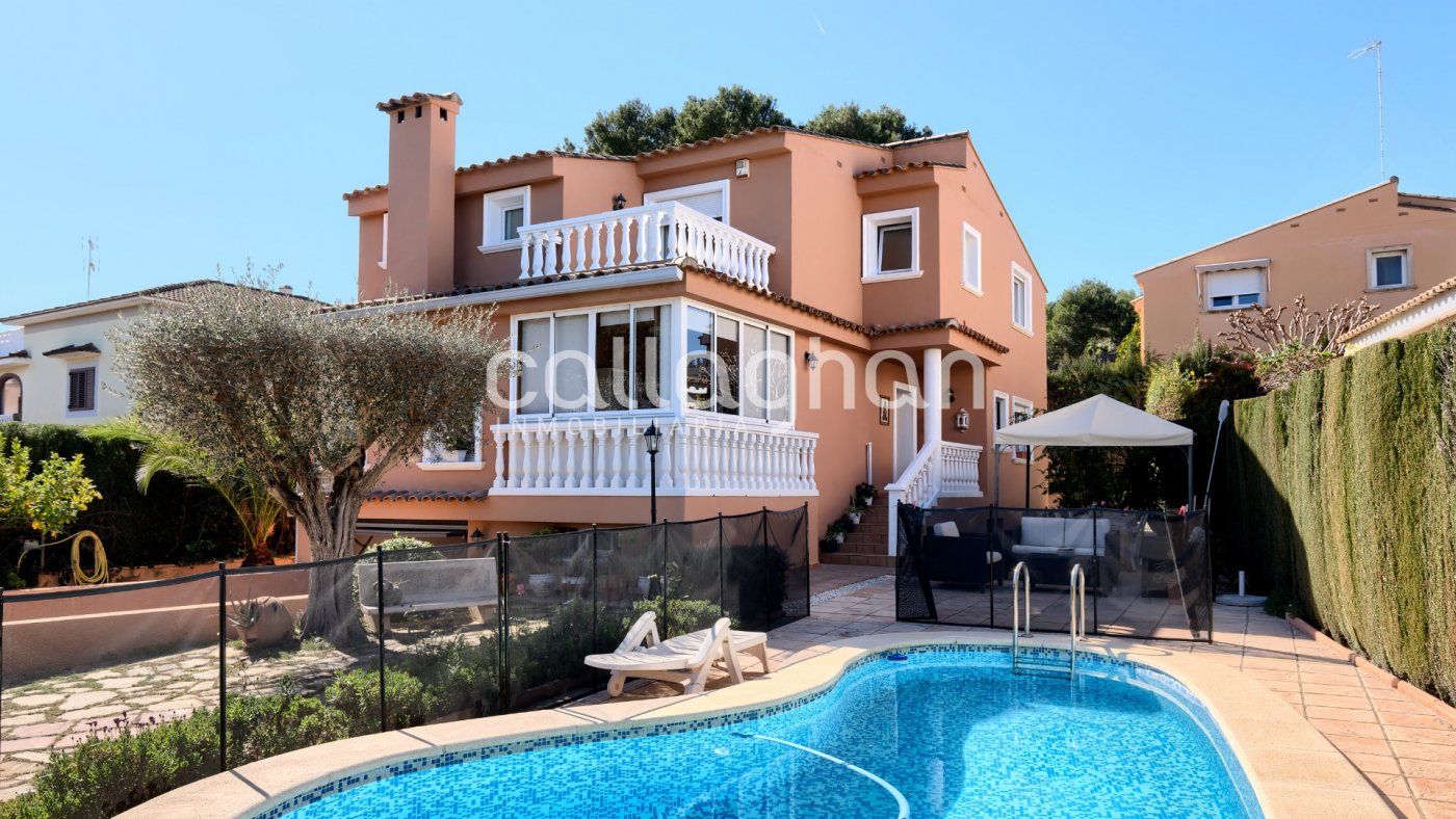 Vista exterior de Casa o xalet en venda en Paterna amb Aire condicionat, Calefacció i Jardí privat