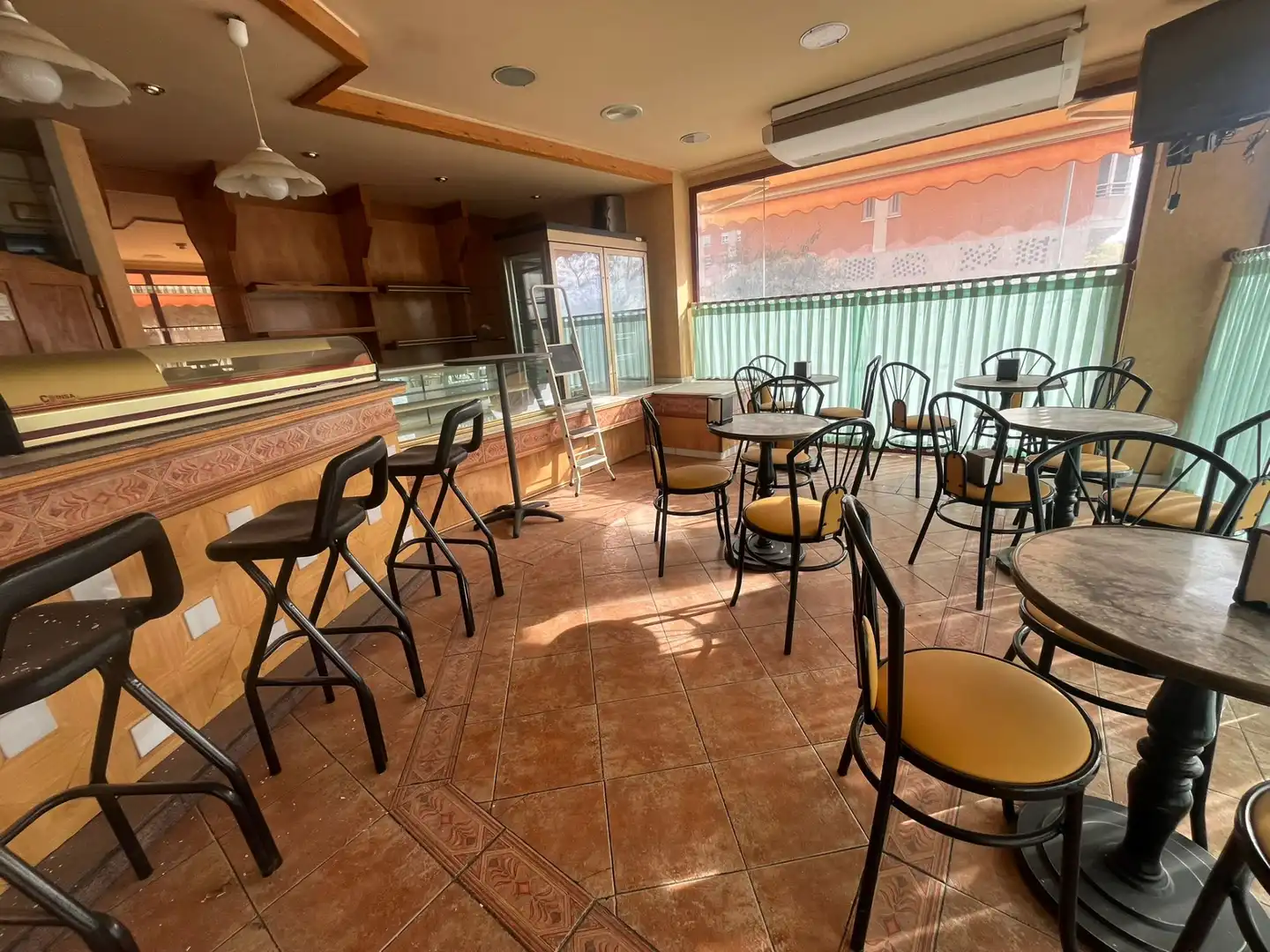 Commercial properties for sale in Alicante / Alacant  with Air Conditioner, Heating and Furnished