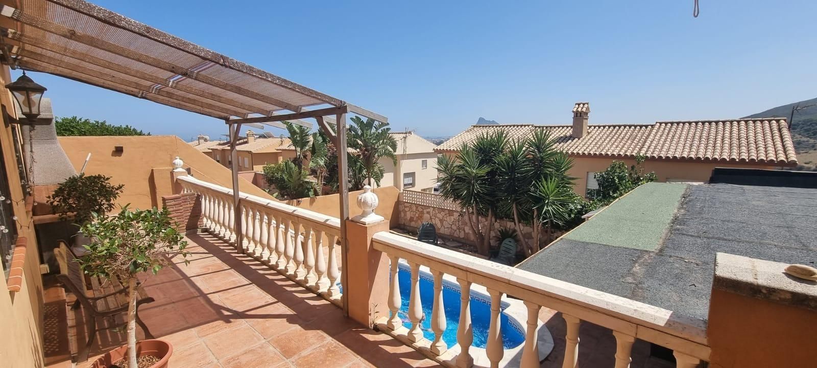 Terrassa de Casa adosada en venda en La Línea de la Concepción amb Jardí privat, Piscina i Balcó