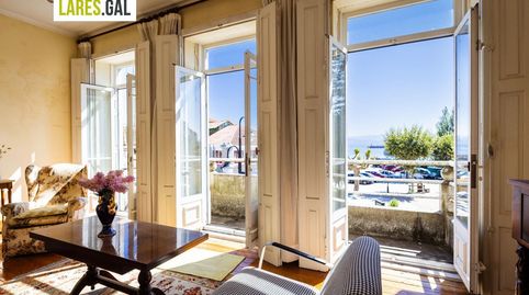 Casa en el centro de Cangas, delante del Mercado Municipal y con vistas al mar