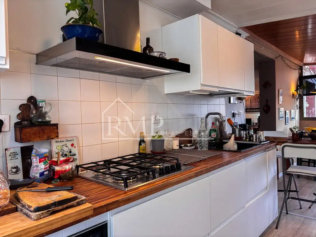Küche von Dachboden zum Verkauf in Barcelona mit Heizung, Terrasse und Abstellraum