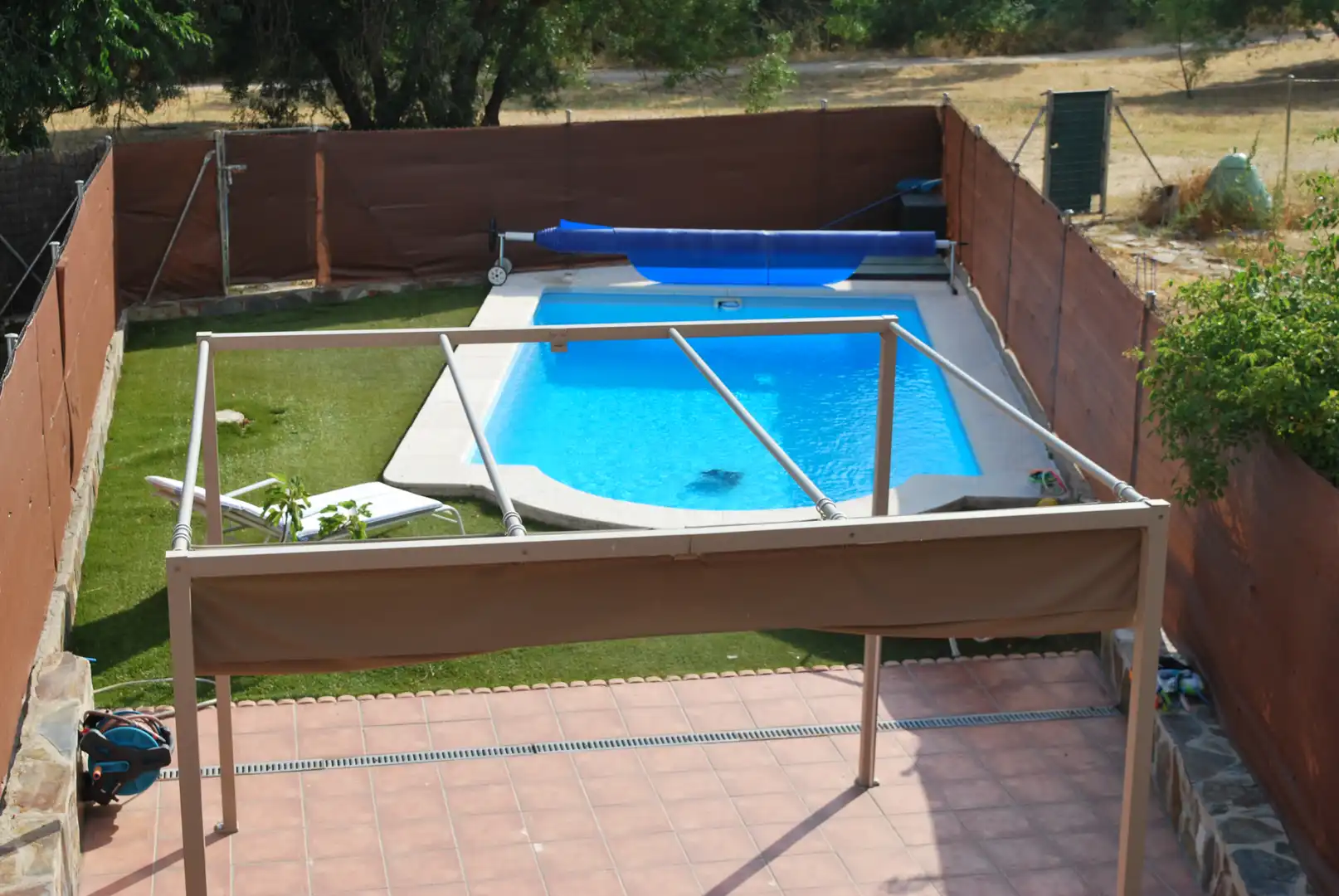 Schwimmbecken von Einfamilien-Reihenhaus zum Verkauf in Valdemorillo mit Privatgarten, Terrasse und Abstellraum