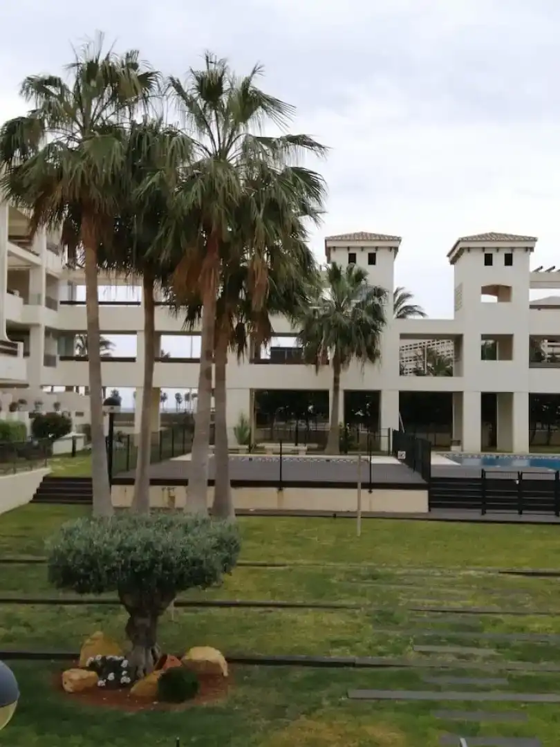 Außenansicht von Wohnungen zur Miete in Roquetas de Mar mit Klimaanlage, Schwimmbad und Balkon