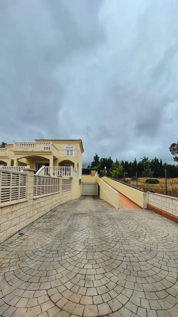 Vista exterior de Casa adosada en venda en La Nucia amb Aire condicionat, Jardí privat i Terrassa