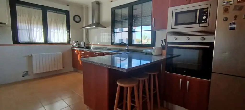 Cuina de Casa adosada en venda en Doñinos de Salamanca amb Calefacció, Jardí privat i Moblat