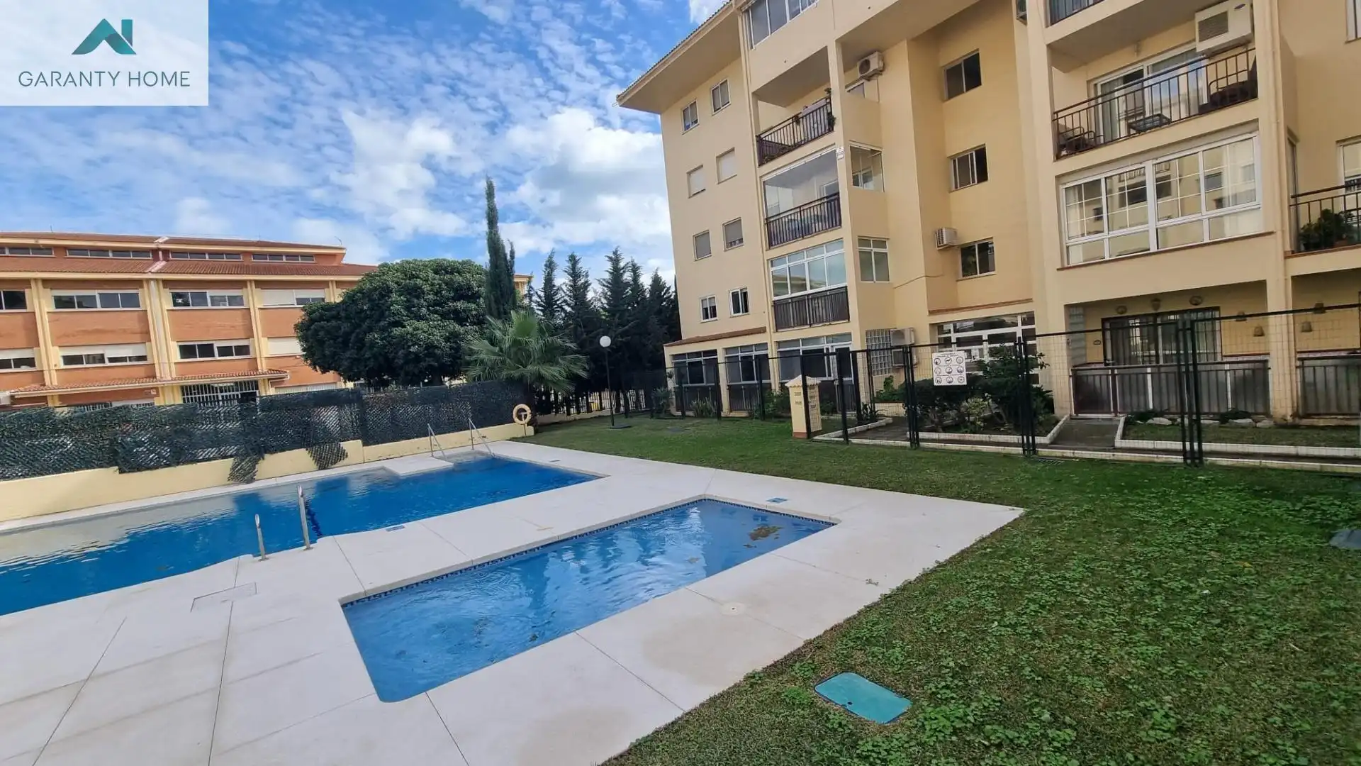 Piscina de Pis en venda en Benalmádena amb Jardí privat, Terrassa i Moblat