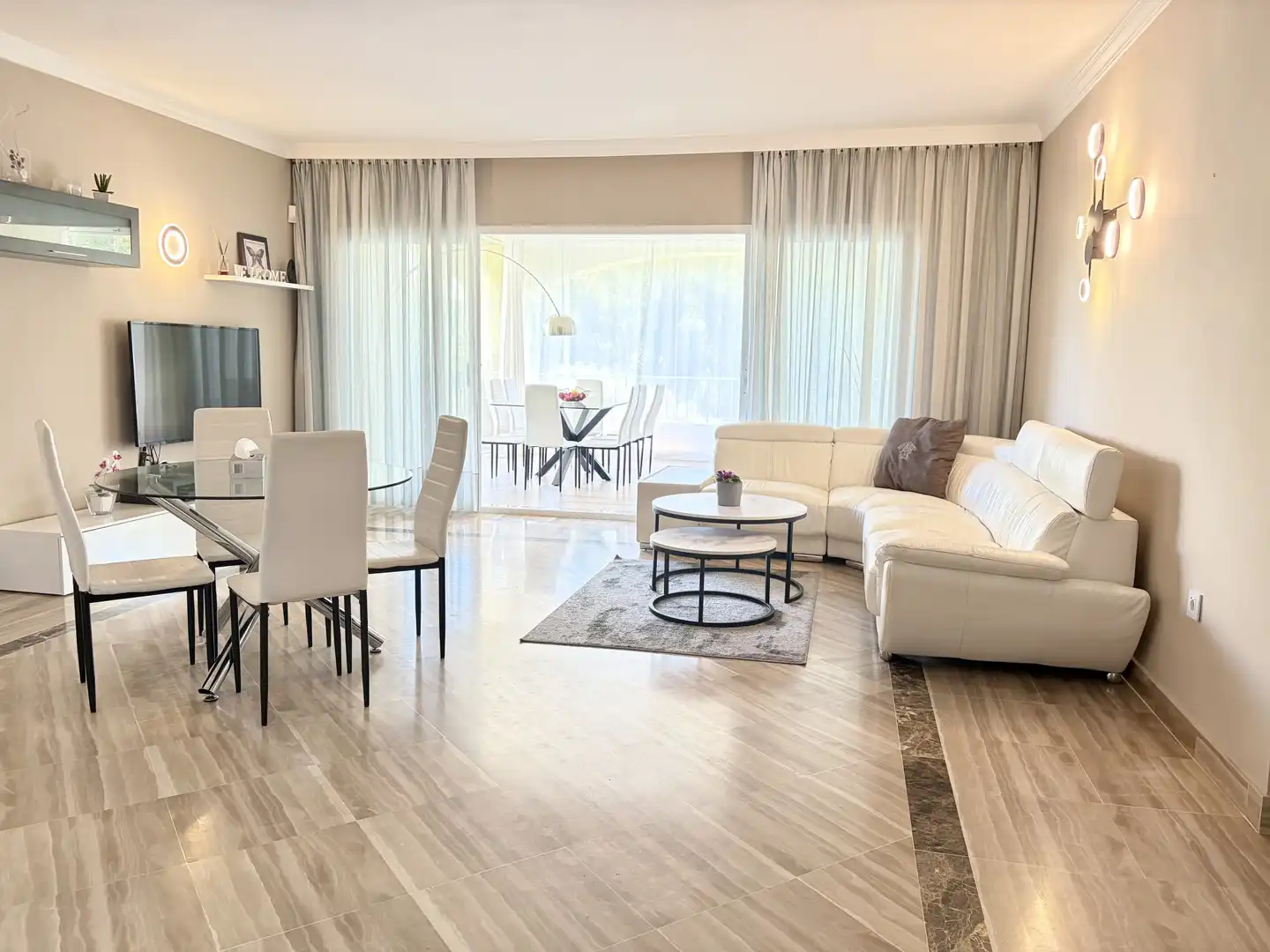 Sala d'estar de Apartament de lloguer en Marbella amb Aire condicionat, Terrassa i Piscina