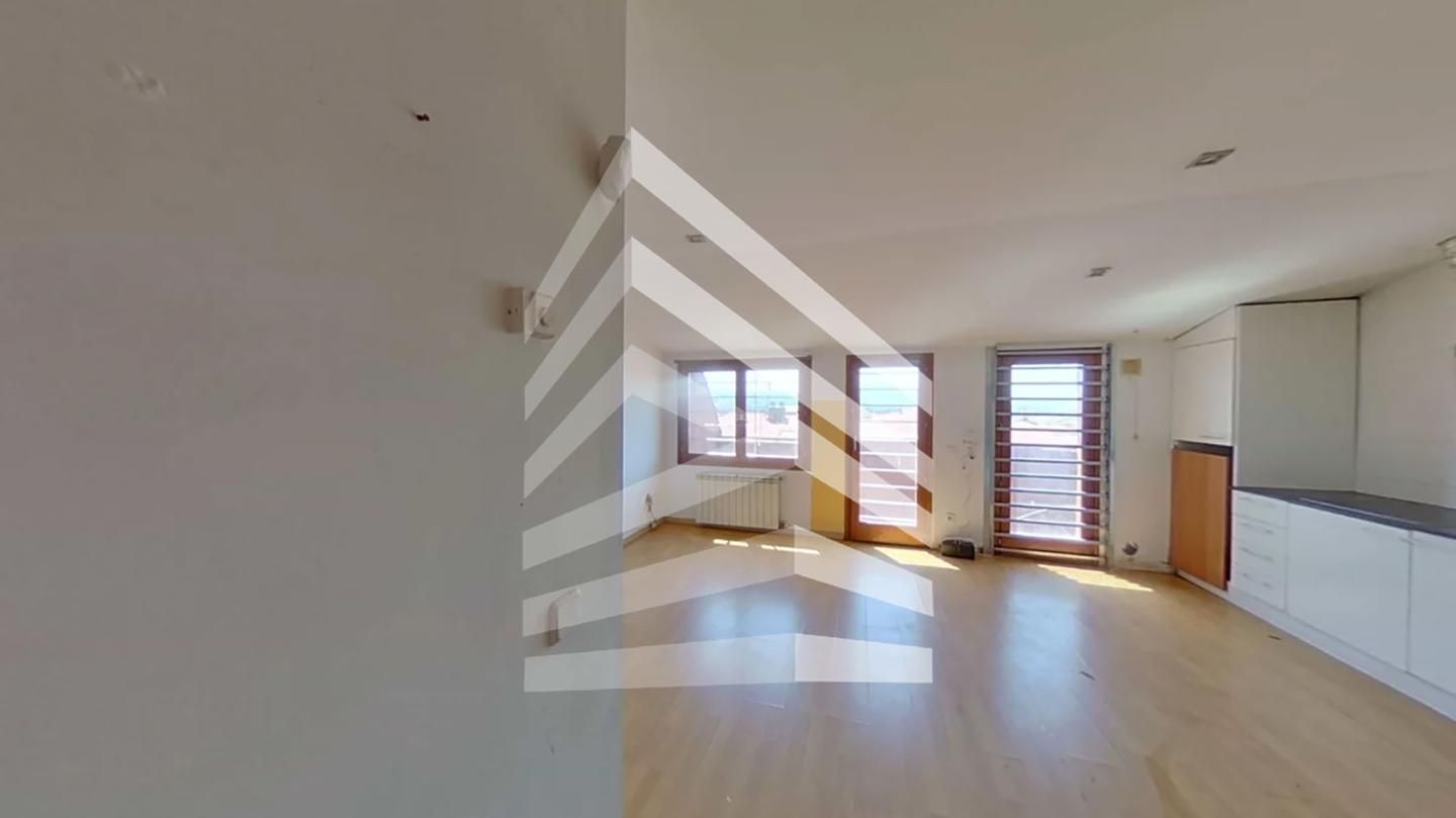 Sala d'estar de Estudi en venda en Manlleu amb Parquet i Balcó