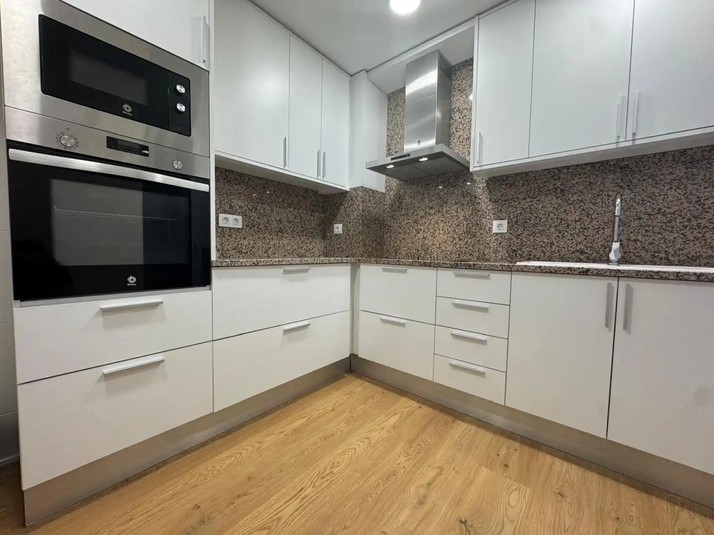 Cuina de Pis en venda en Manresa amb Calefacció, Parquet i Traster
