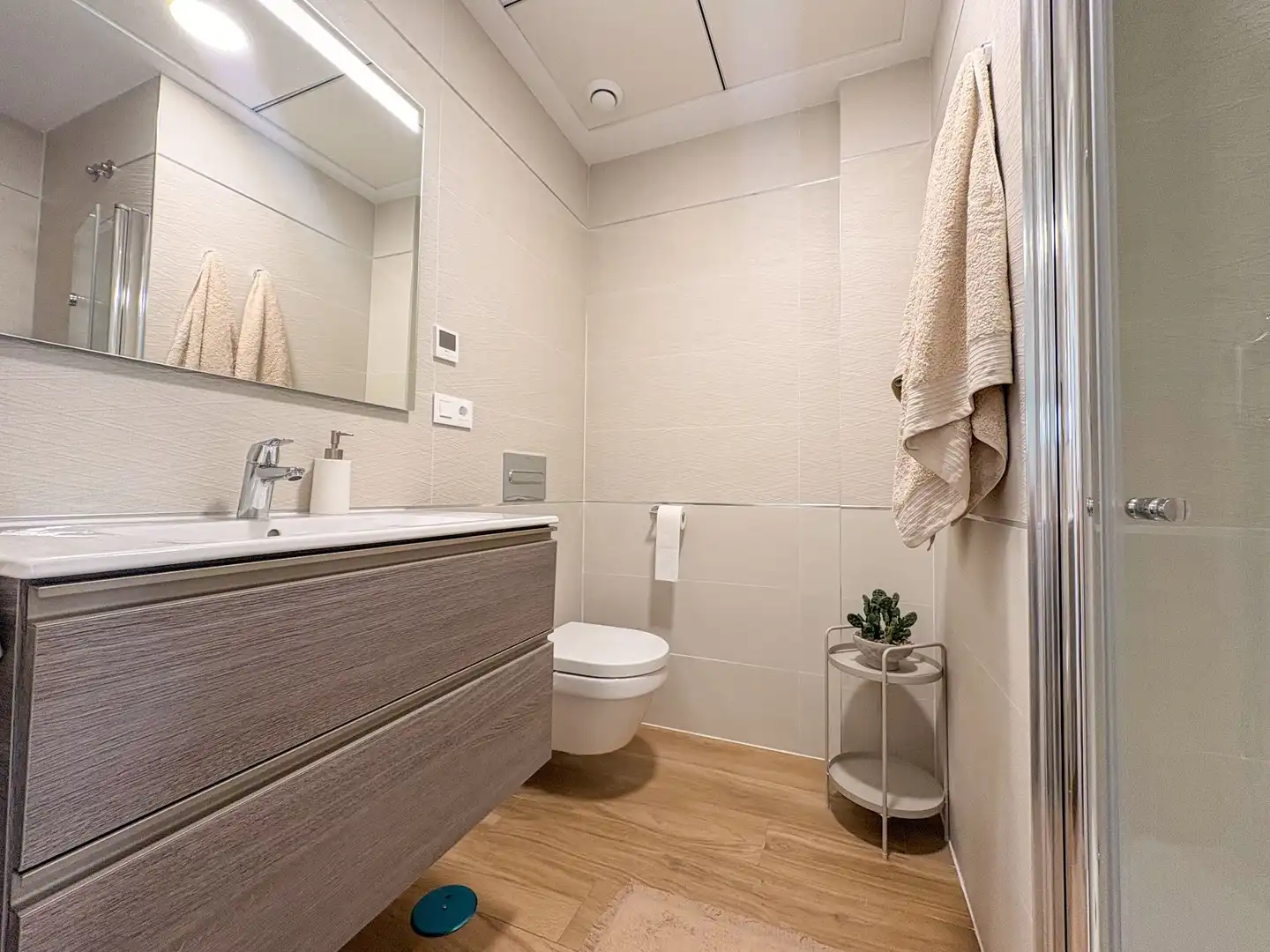 Baño de Piso de alquiler en Torrevieja con Aire acondicionado, Calefacción y Jardín privado