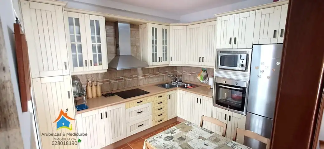 Küche von Einfamilien-Reihenhaus zum Verkauf in Arucas mit Ofen, Mikrowelle und Balkon