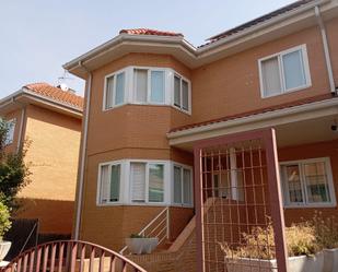 Exterior view of Single-family semi-detached for sale in Villaviciosa de Odón  with Air Conditioner, Heating and Private garden