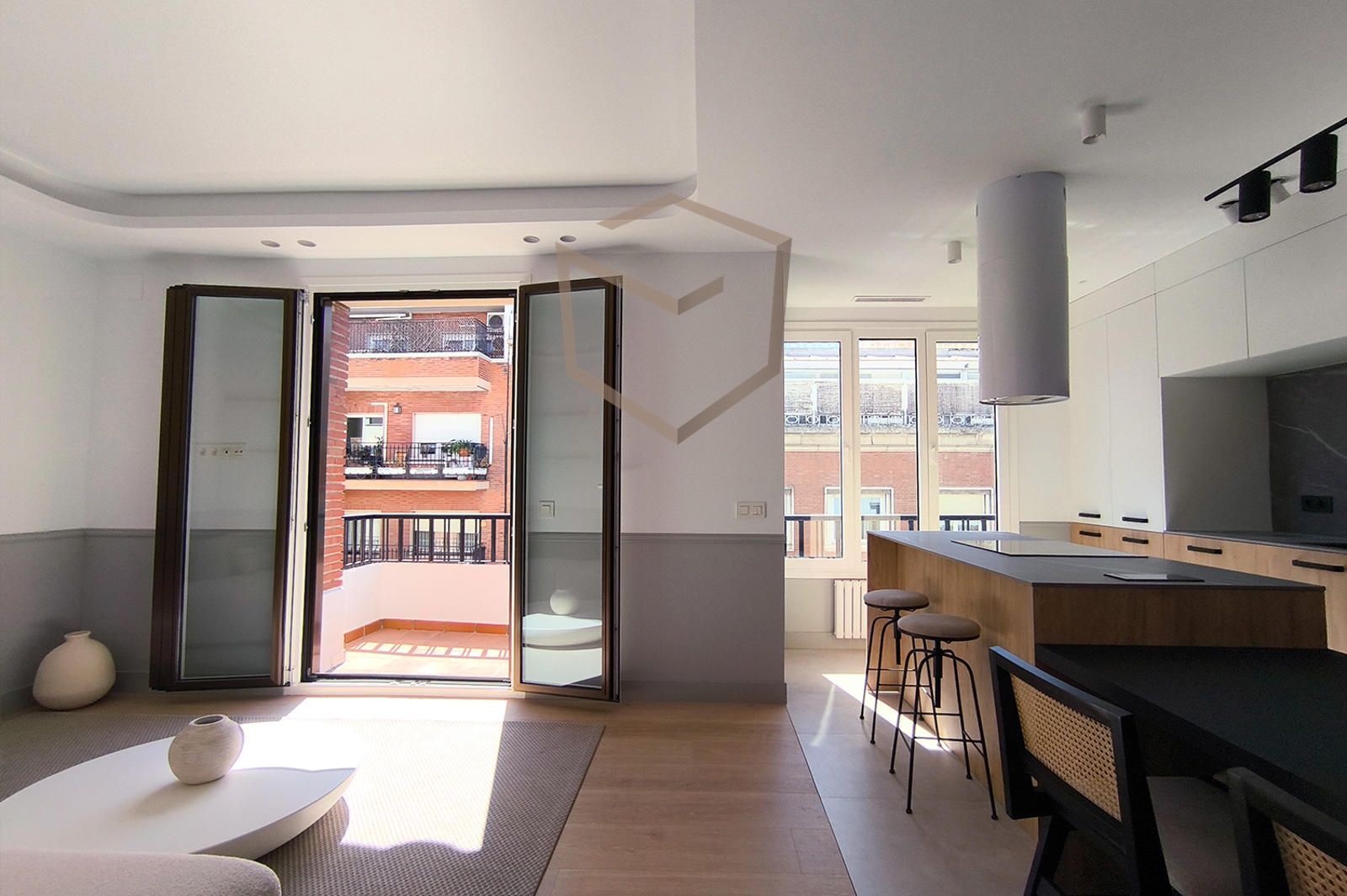 Living room of Flat for sale in  Madrid Capital  with Air Conditioner, Heating and Parquet flooring