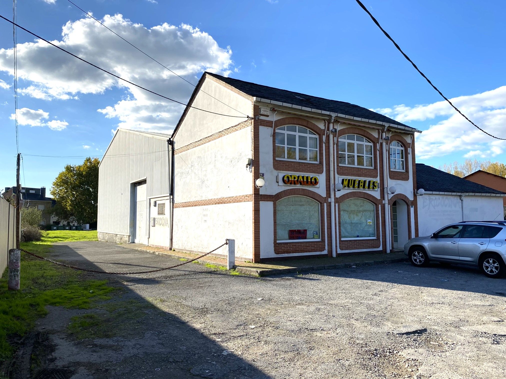 Vista exterior de Local en venda en Ponferrada amb Calefacció
