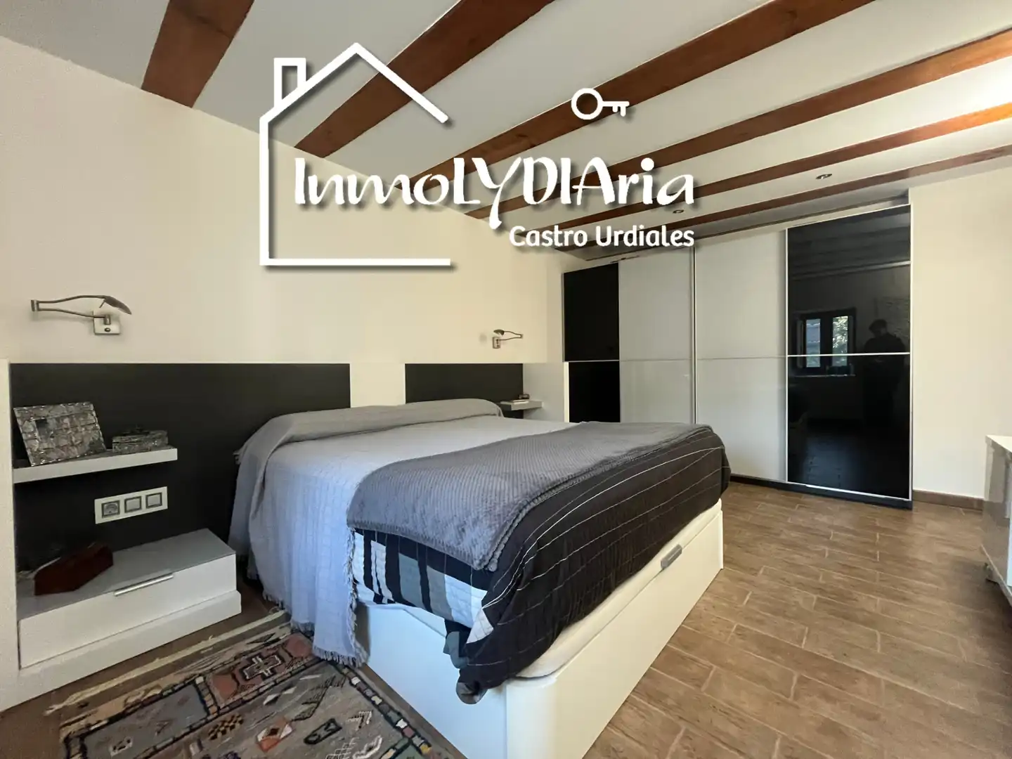 Vista exterior de Casa adosada en venta en Castro-Urdiales con Calefacción, Parquet y Terraza