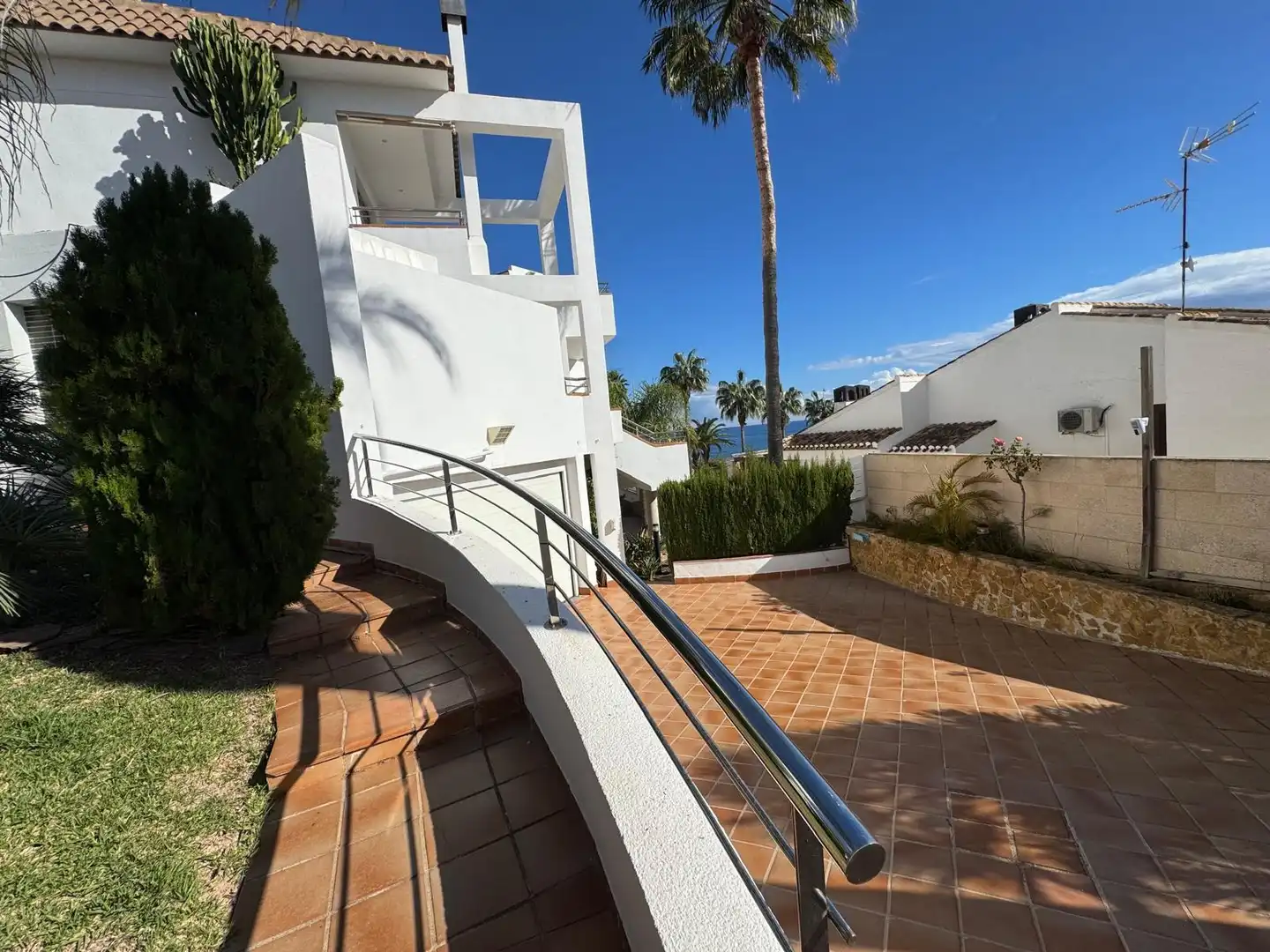 Vista exterior de Casa o xalet en venda en Orihuela amb Jardí privat, Terrassa i Piscina