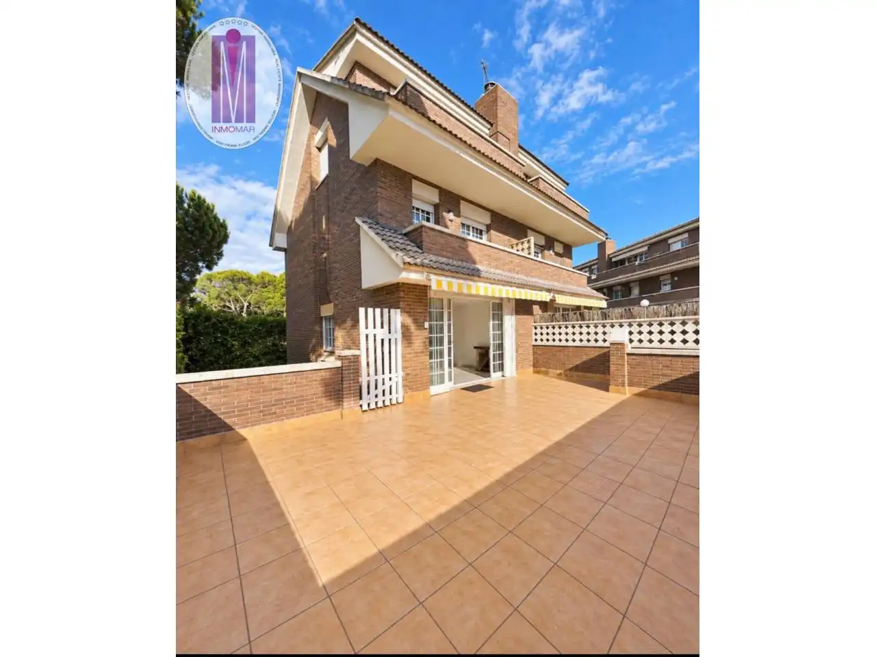 Vista exterior de Casa adosada en venta en Castelldefels con Calefacción y Piscina comunitaria