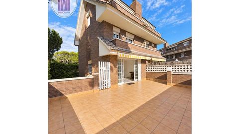 Foto 2 de Casa adosada en venda a La Pineda, Castelldefels