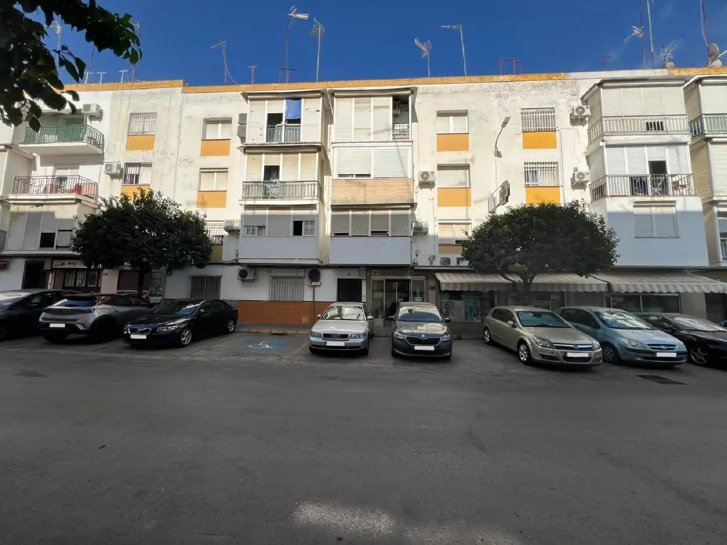 Vista exterior de Pis en venda en Dos Hermanas
