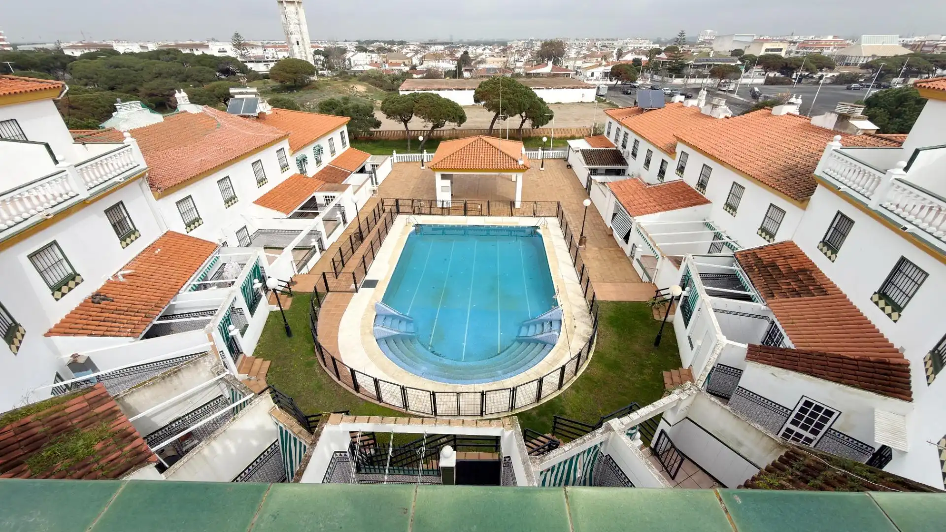 Piscina de Casa adosada de alquiler en Punta Umbría con Terraza y Piscina comunitaria