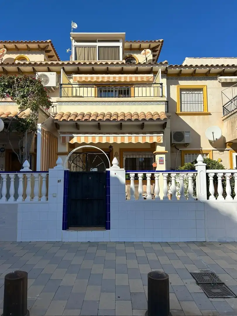 Vista exterior de Dúplex en venta en Torrevieja con Aire acondicionado, Terraza y Piscina comunitaria