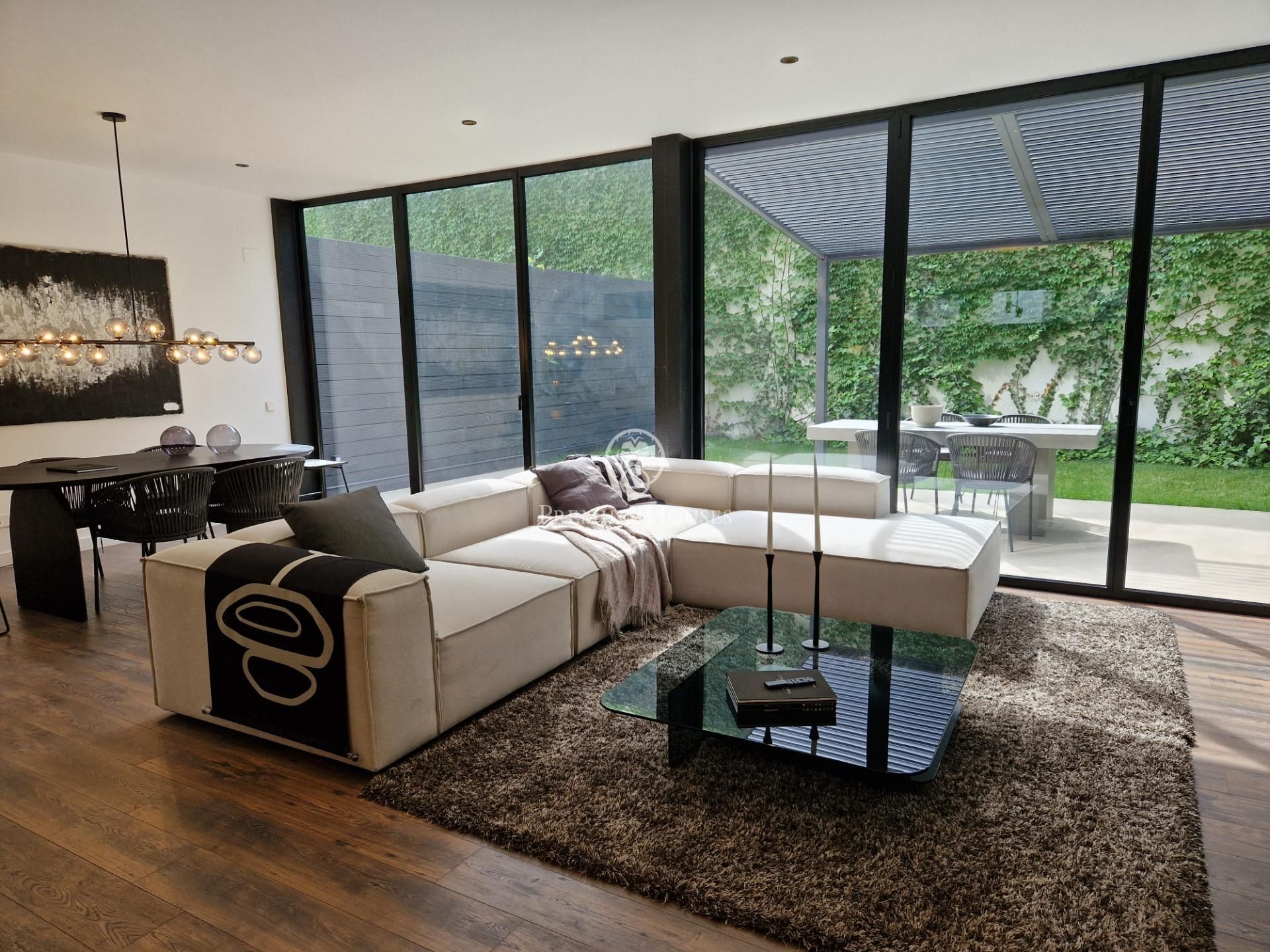 Living room of Planta baja for sale in  Barcelona Capital  with Private garden, Terrace and Community pool