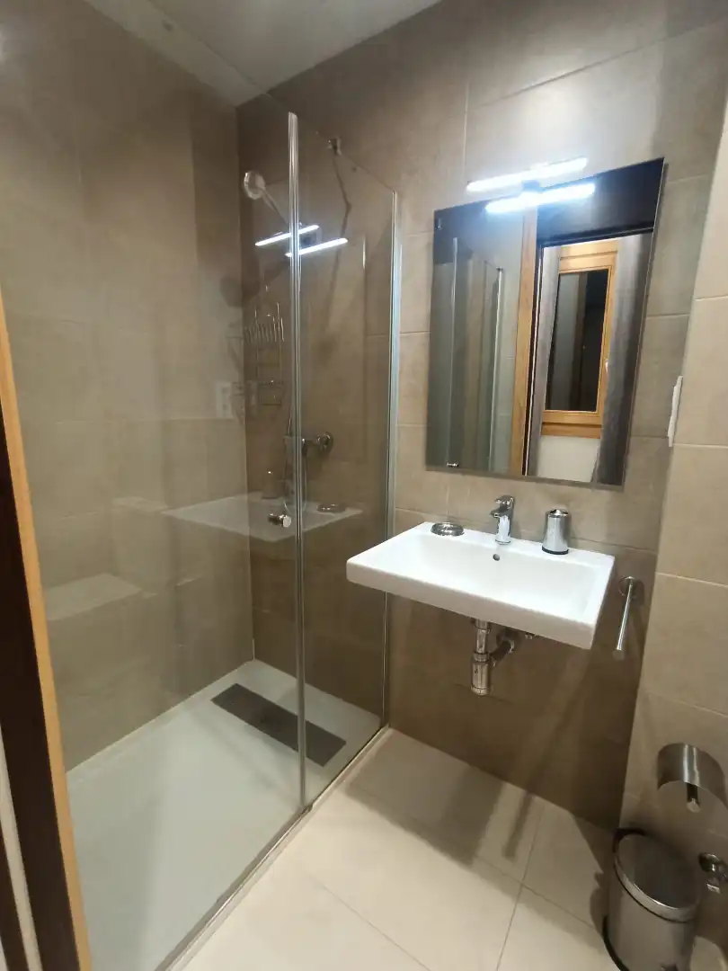 Badezimmer von Wohnung zur Miete in Barcelona mit Klimaanlage, Heizung und Parkett