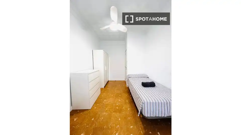 Bedroom of Flat for share in Sur