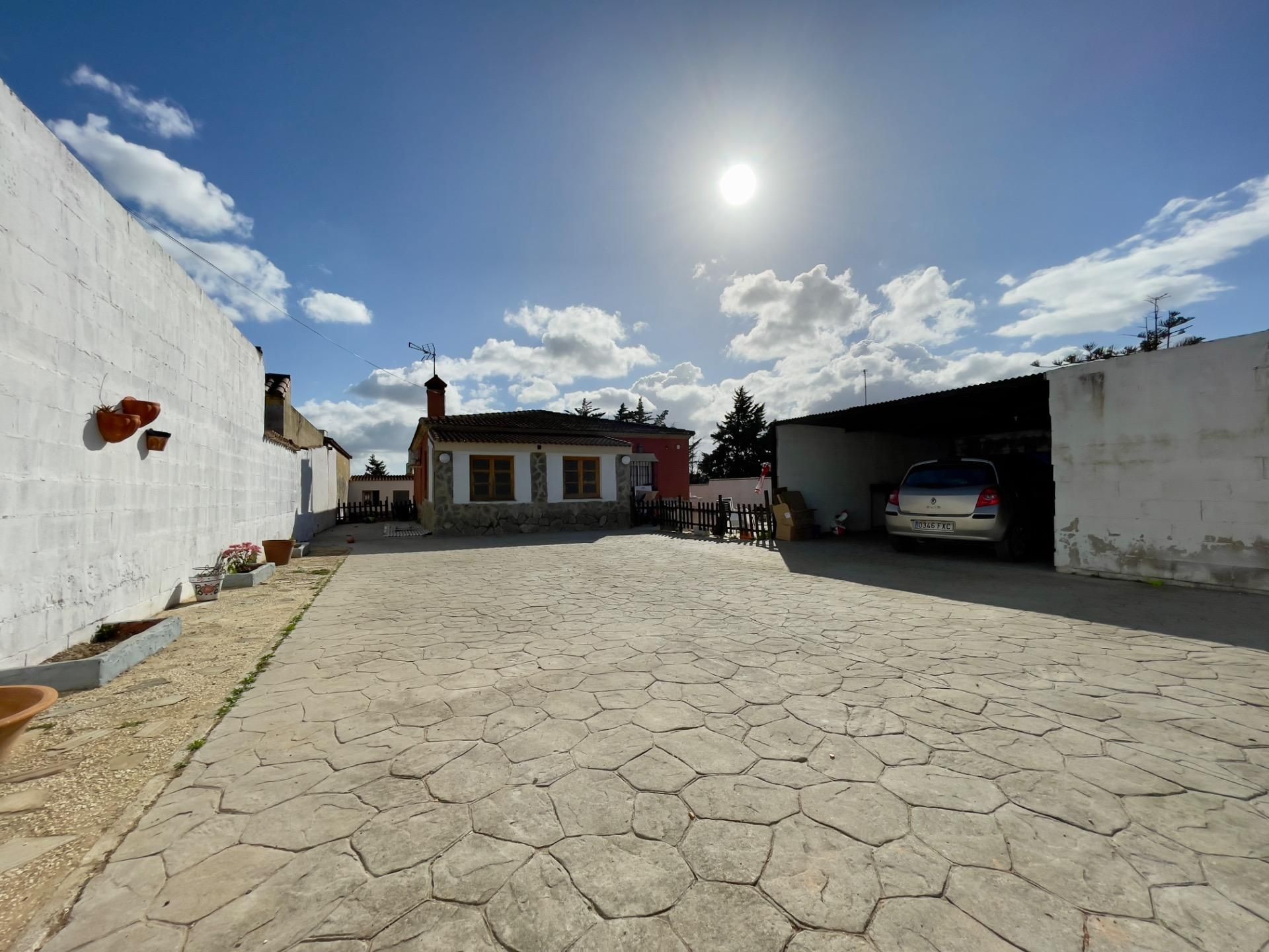 Vista exterior de Casa o xalet en venda en Chiclana de la Frontera amb Jardí privat i Traster