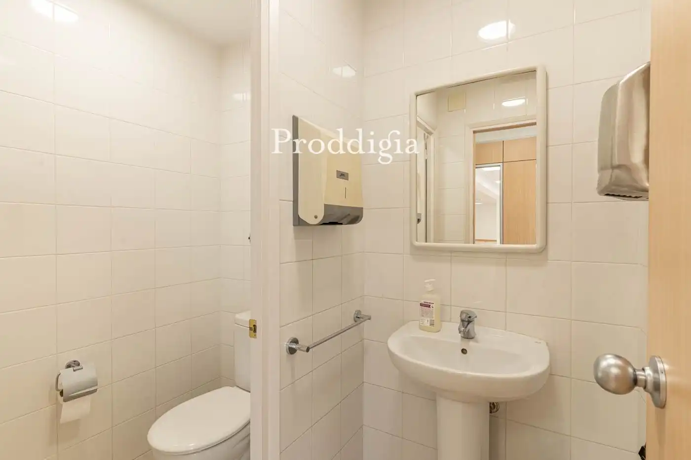 Bathroom of Office for rent in Barcelona  with Air Conditioner and Terrace