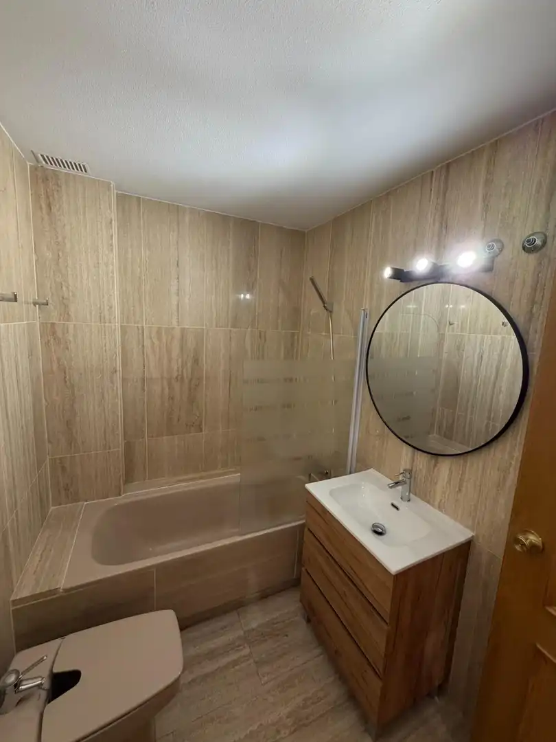 Badezimmer von Wohnung zur Miete in Madrid mit Klimaanlage, Heizung und Parkett