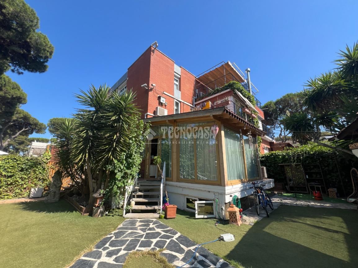 Jardí de Casa adosada en venda en Castelldefels amb Aire condicionat, Calefacció i Jardí privat