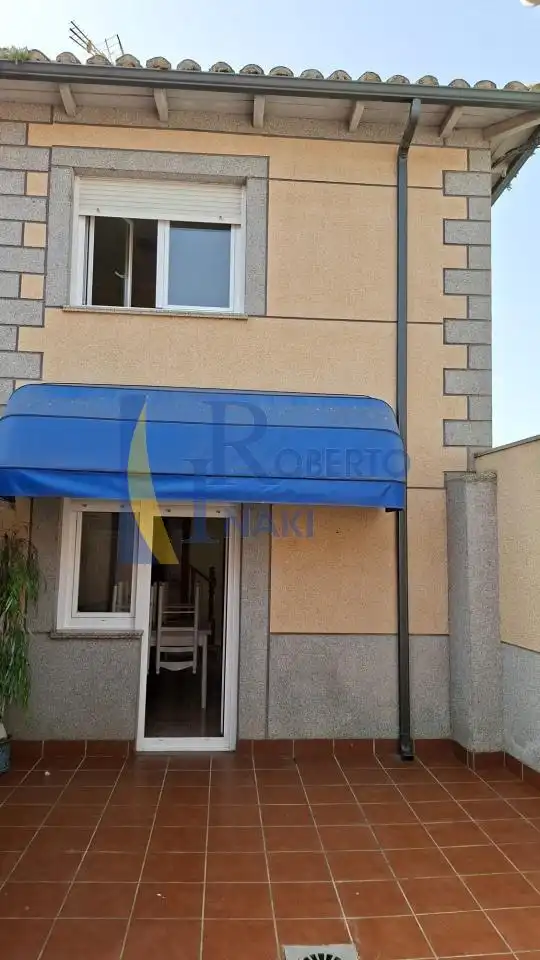 Vista exterior de Casa o xalet en venda en Toral de los Guzmanes amb Calefacció i Jardí privat